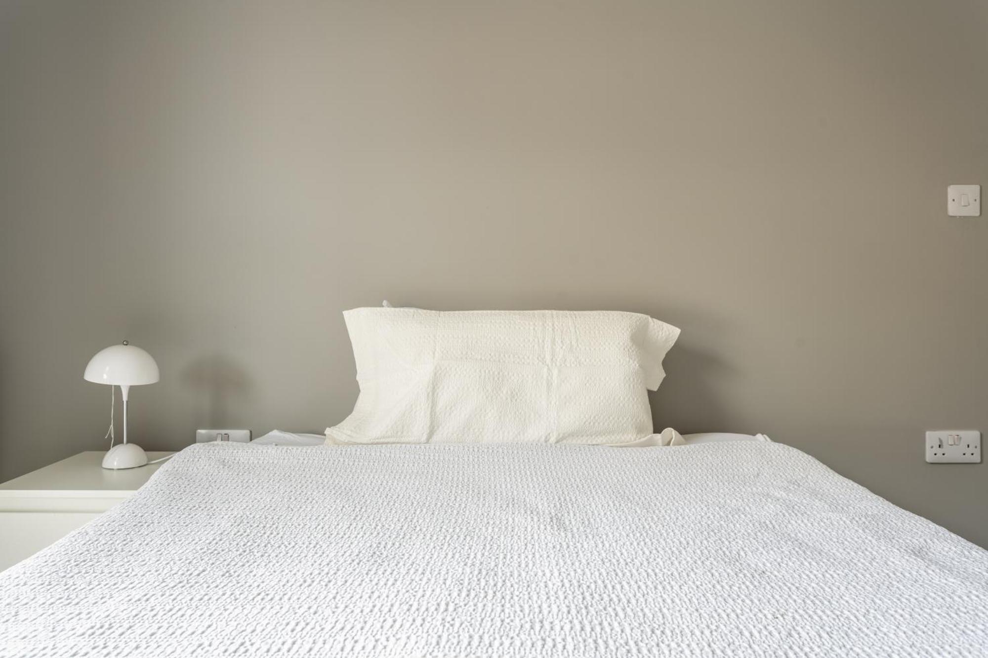 Modern Double With Shared Bathroom Homestay London