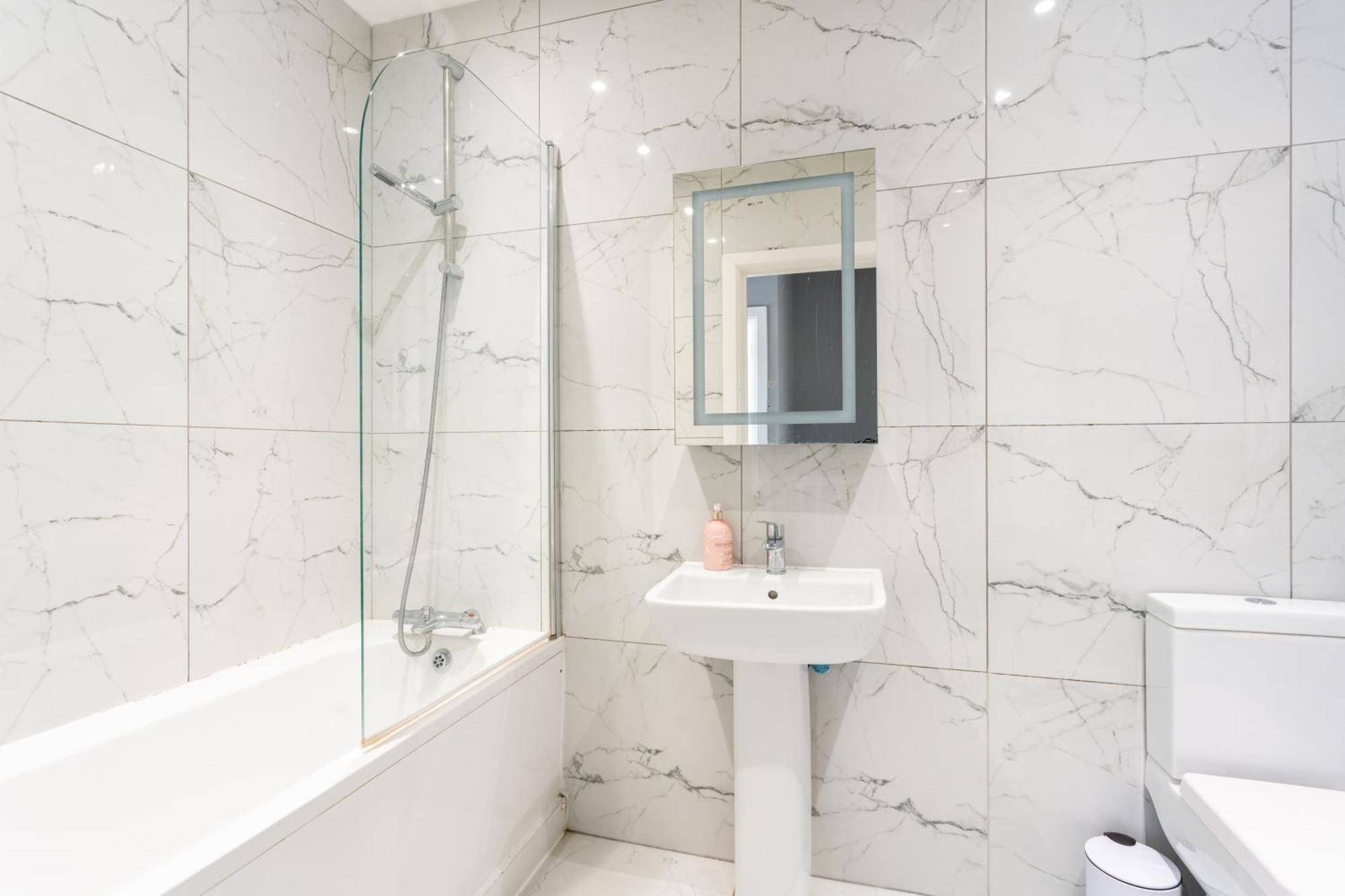 Homestay Modern Double With Shared Bathroom