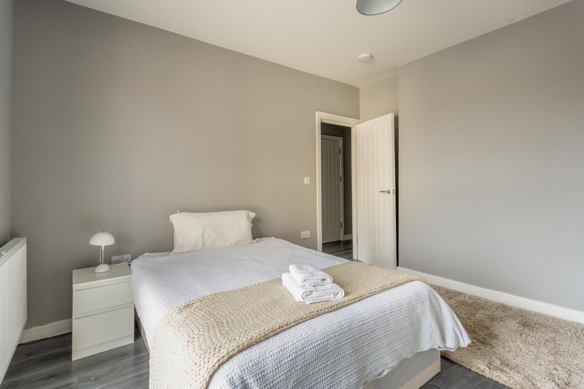Homestay Modern Double With Shared Bathroom