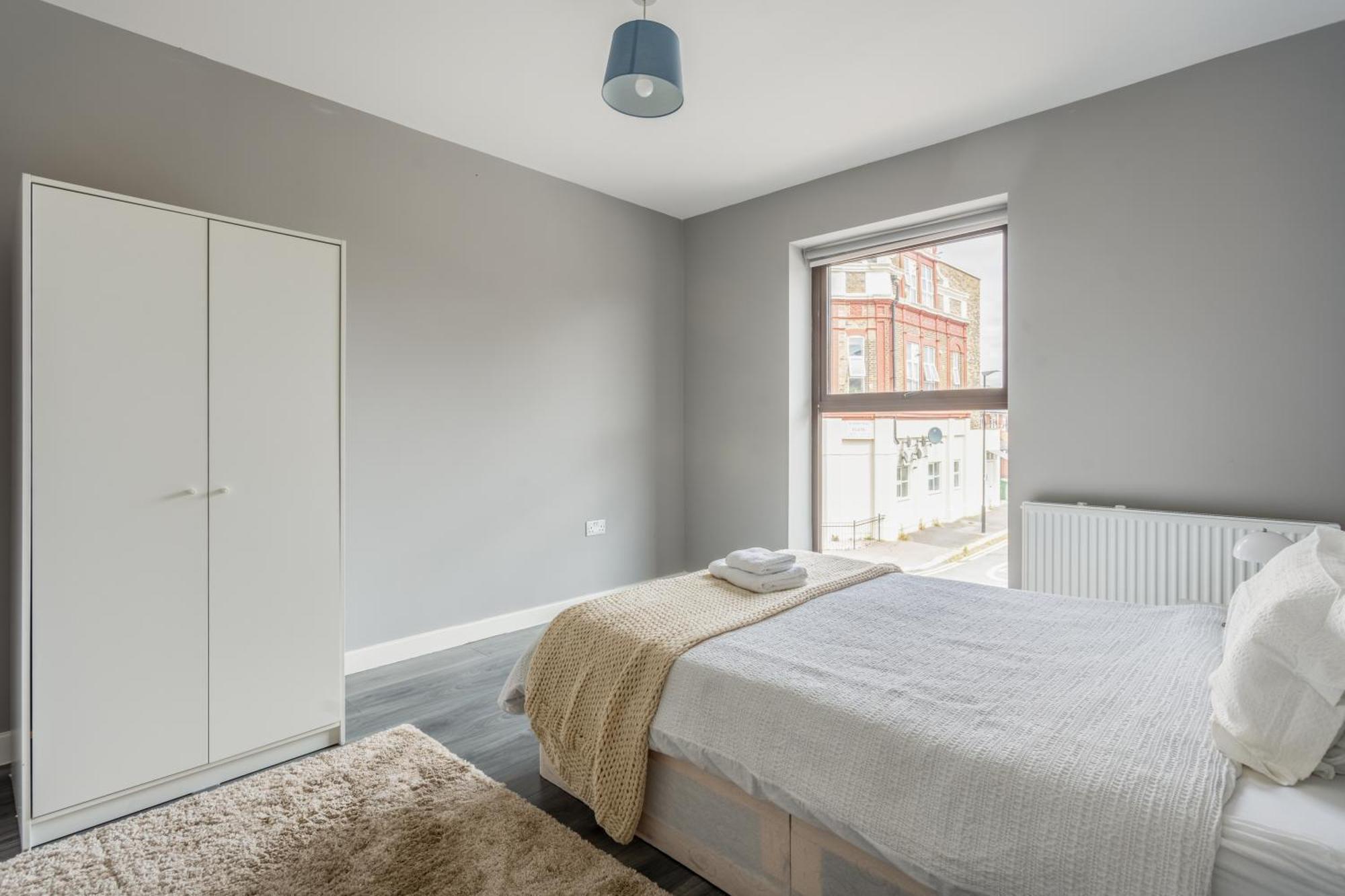 Modern Double With Shared Bathroom Homestay