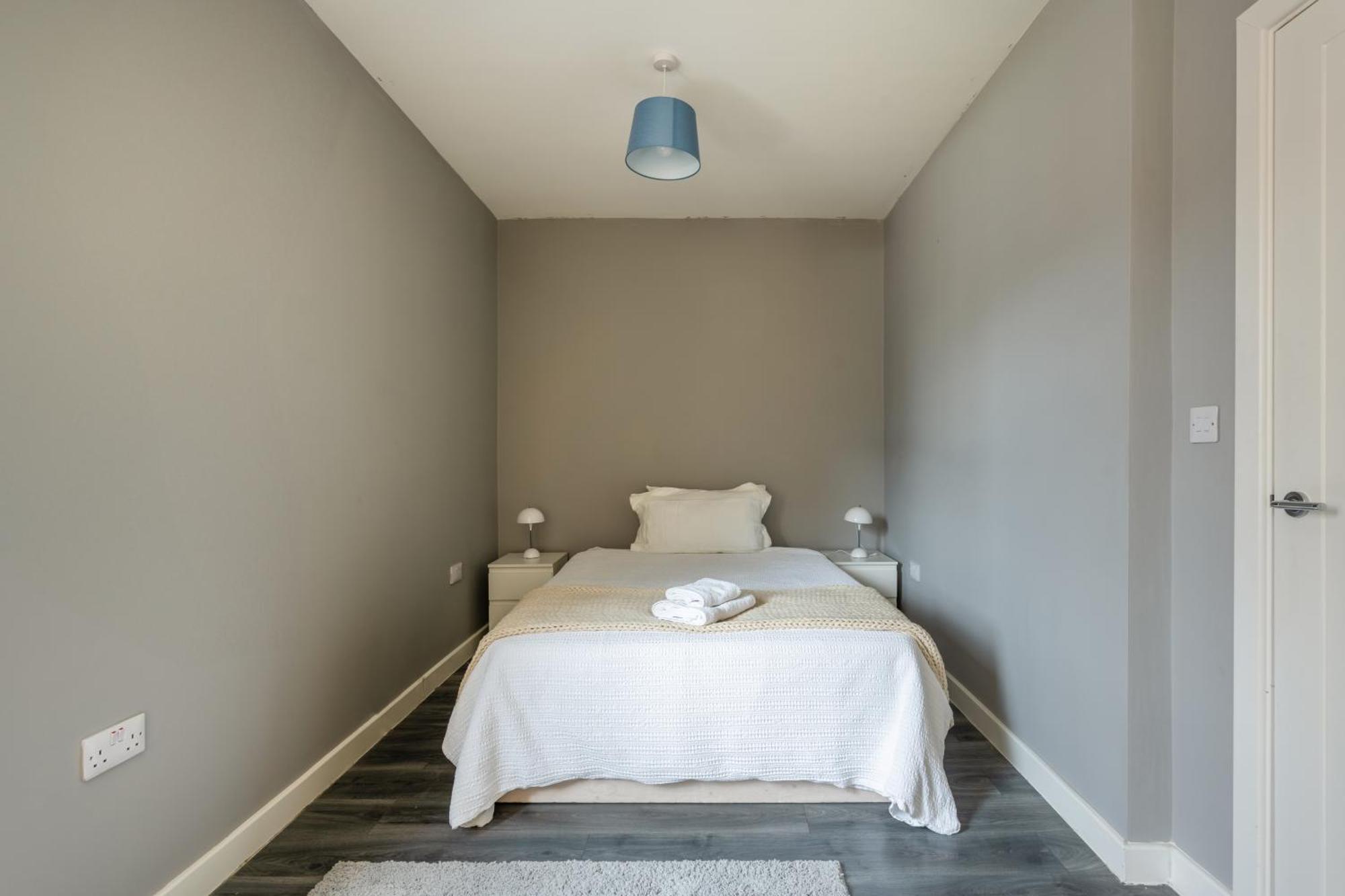 Modern Double With Shared Bathroom Homestay London