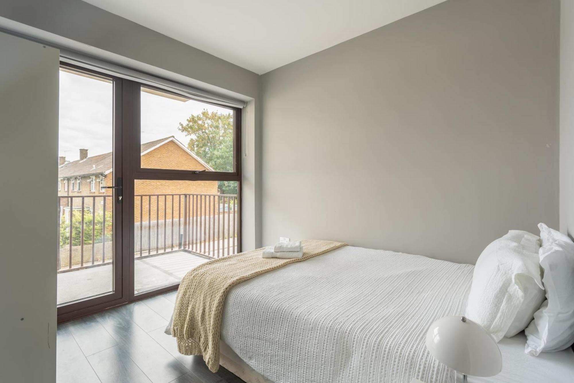 Modern Double With Shared Bathroom Homestay